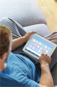 img - man-uses-tablet-pc